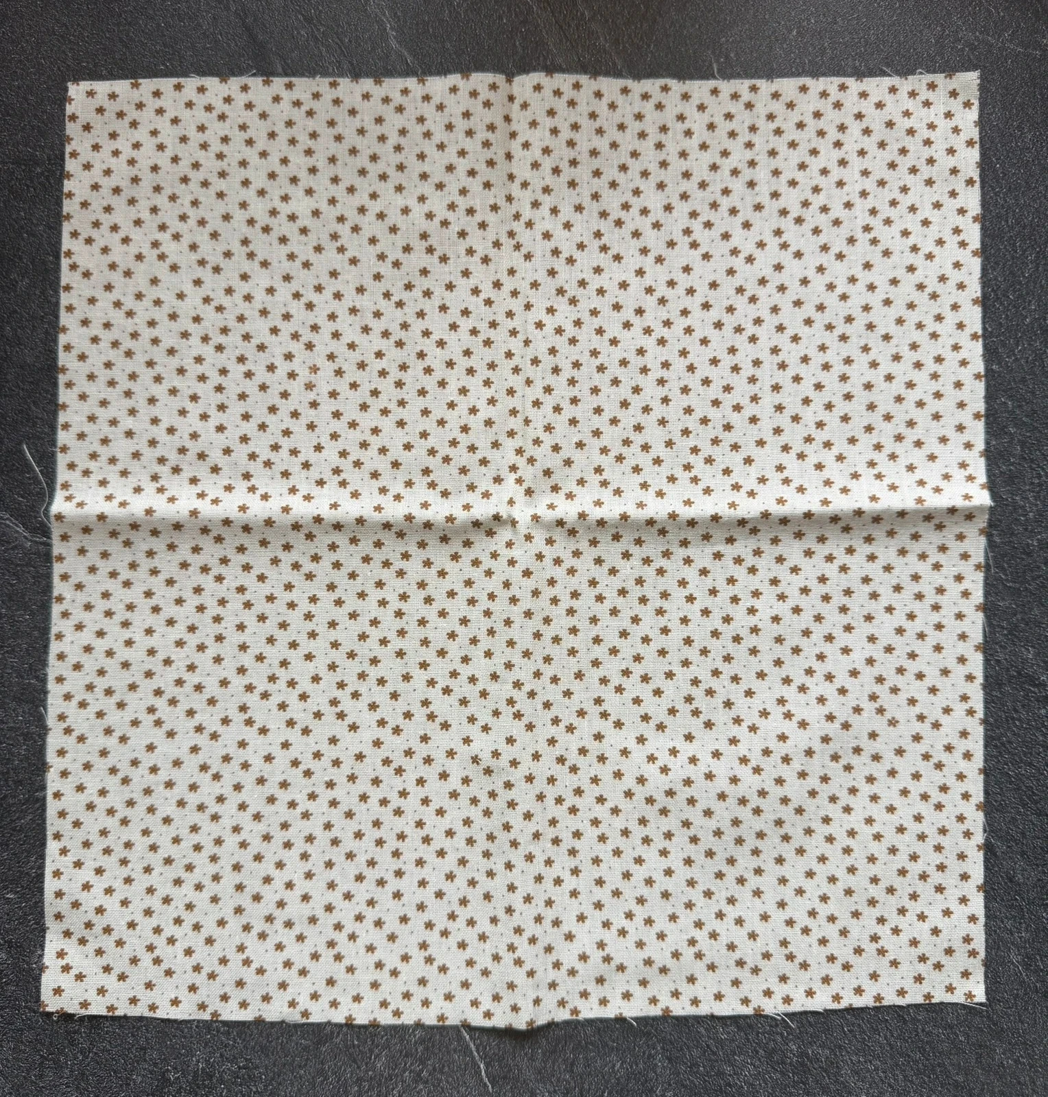 Restant katoenen stoffenbon beige bruin kleine bloemen – photo 3